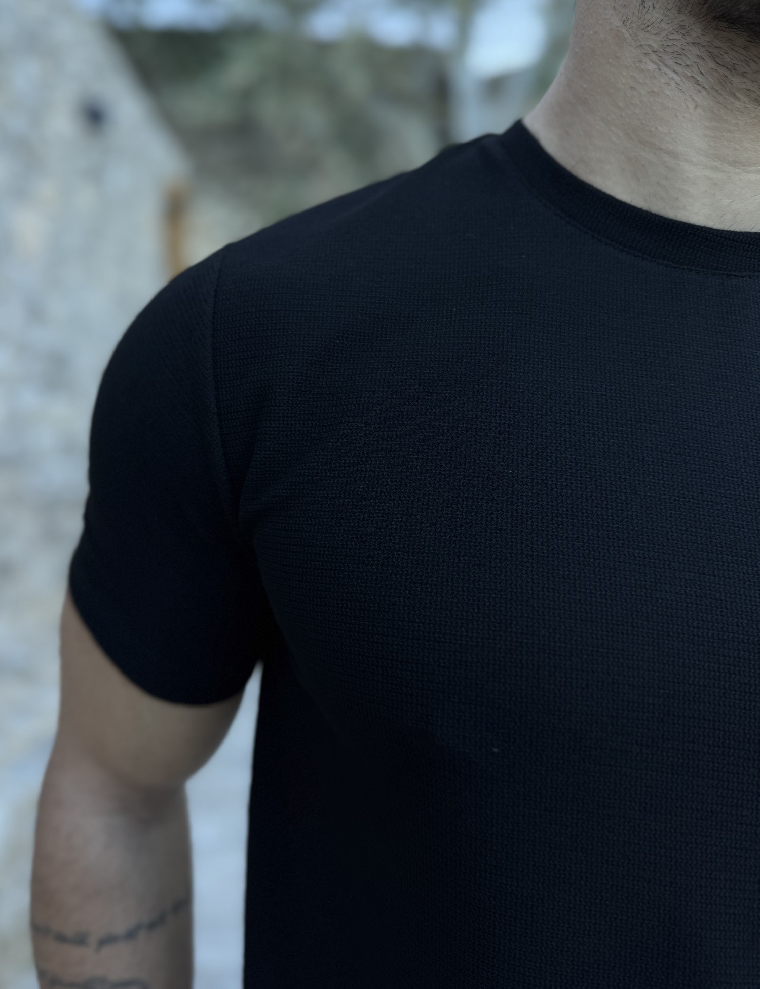 Ανδρική μαύρη κοντομάνικη μπλούζα με ανάγλυφο ύφασμα R260334M φωτογραφία